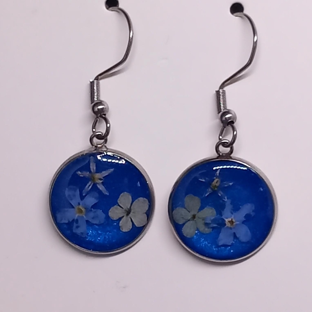 24BOU001-003 Boucles d'oreilles fleurs naturelles - Fond bleu
