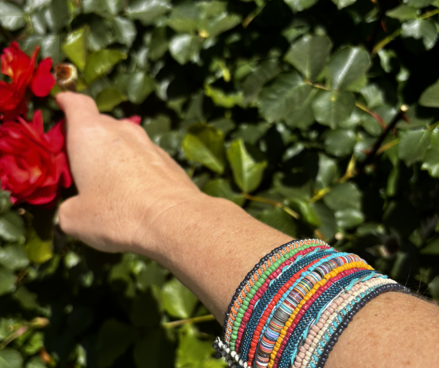 Brazalete tejido mostacilla multicolor