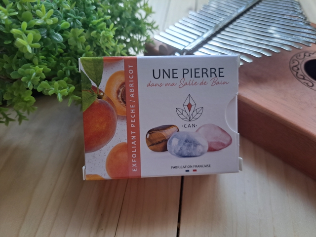 Savon exfoliant avec pierre surprise à l'intérieur, senteur pêche/abricot