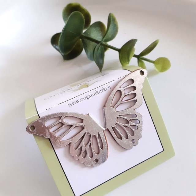 Perhonen, pieni nappi (hopea). 