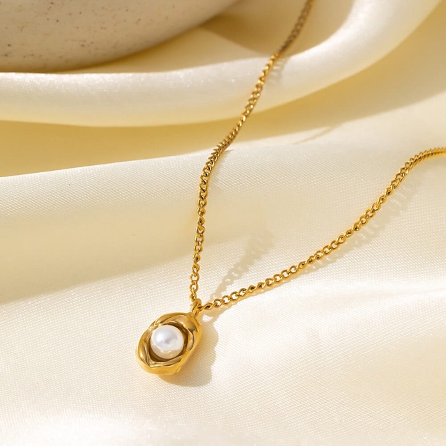Gold Space Pearl Necklace