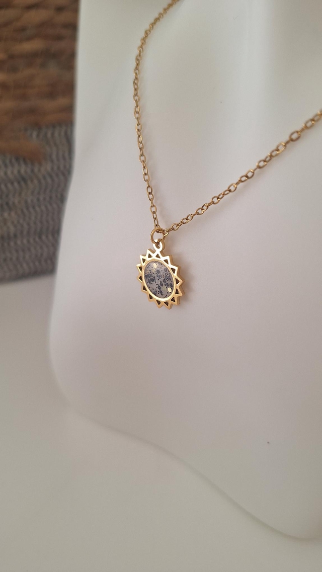 Collier soleil avec rond en résine pailletées noire et dorée 