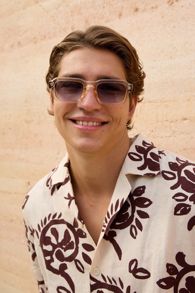 group-bleu-lunettes-de-soleil-translucides-et-cologiques