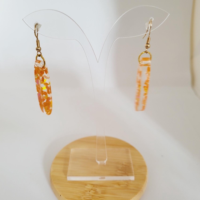 BOUCLE D’OREILLE PENDANTE TRANSPARENT AVEC DES PAILLETTES ORANGE 