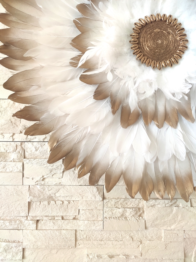 Jujuhat plumes blanches et dorées coeur jute et coquillages dorés