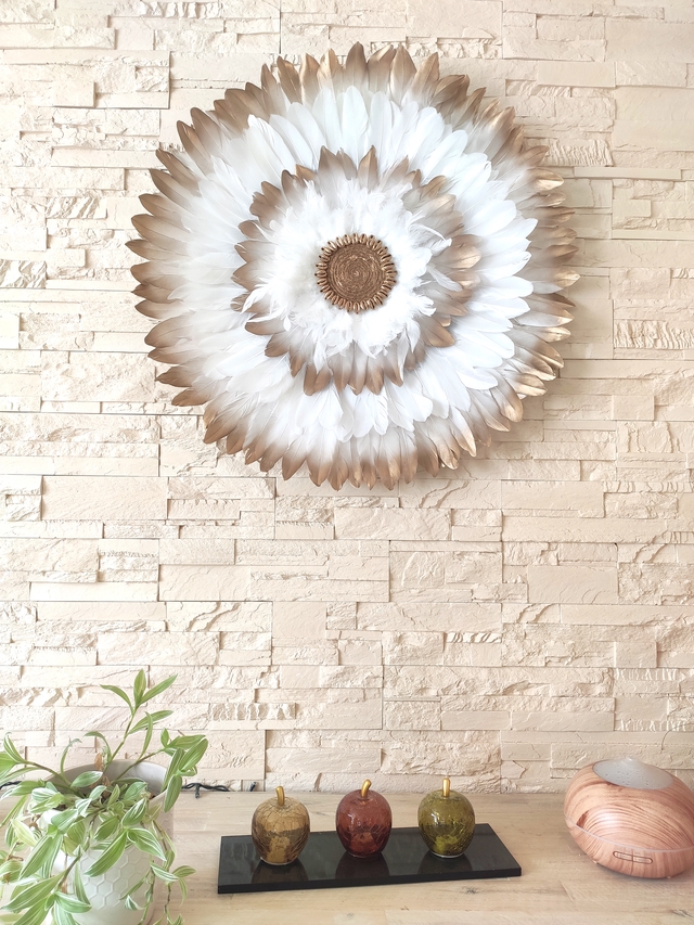 Jujuhat plumes blanches et dorées coeur jute et coquillages dorés