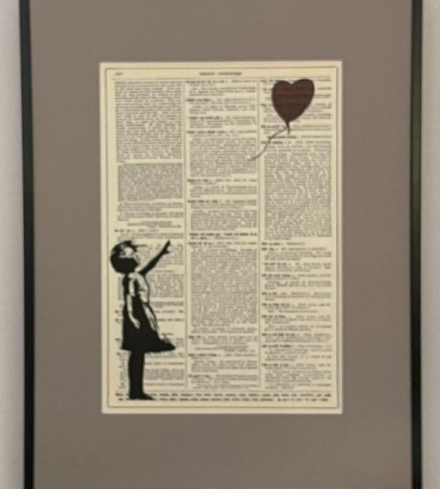 Girl with Balloon - bedruckte Buchseite gerahmt 