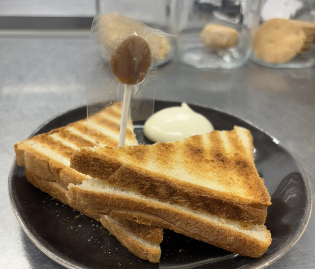 Kinder croque uit het vuistje