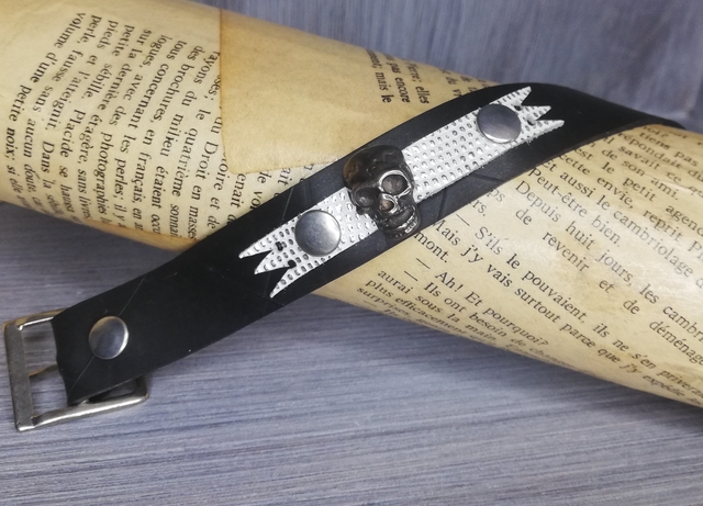 Bracelet chambre à air, tête de mort.