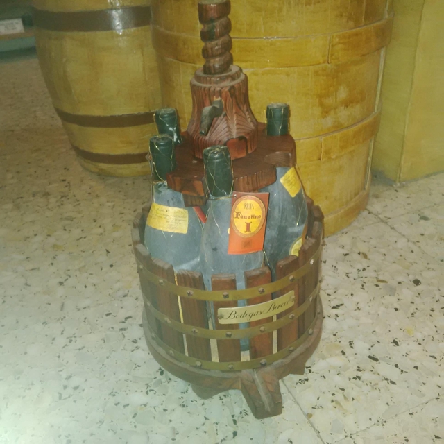 Prensa con 5 bot. Faustino I Gran Reserva 1975