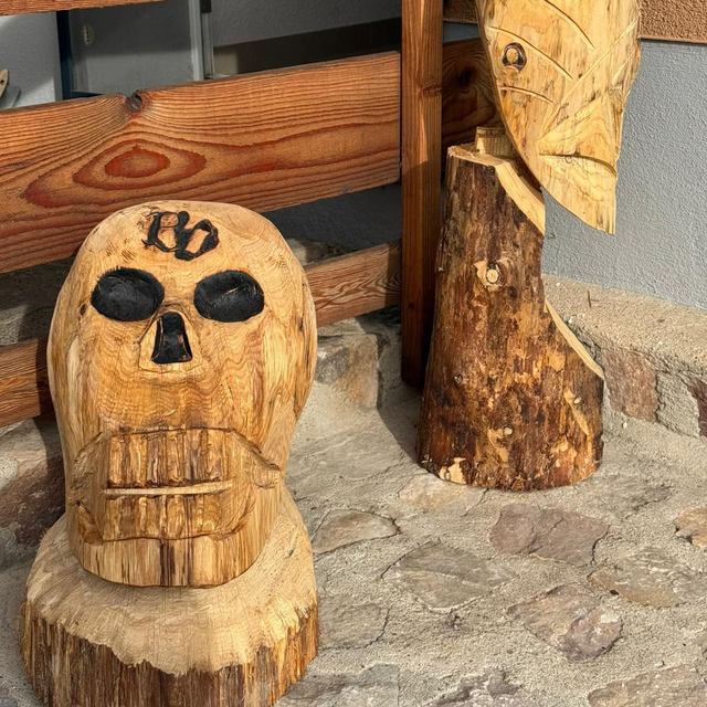 Totenkopf aus Eiche mit BO ca.50cm hoch