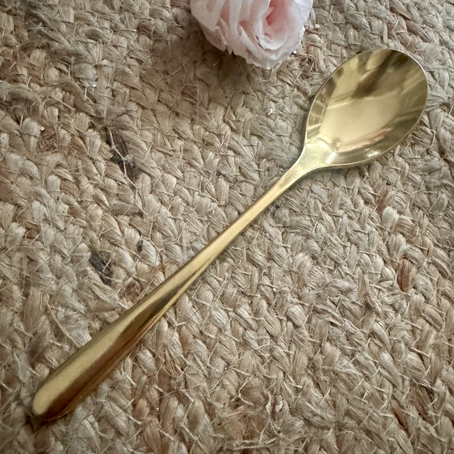 Cuillère dorée épurée