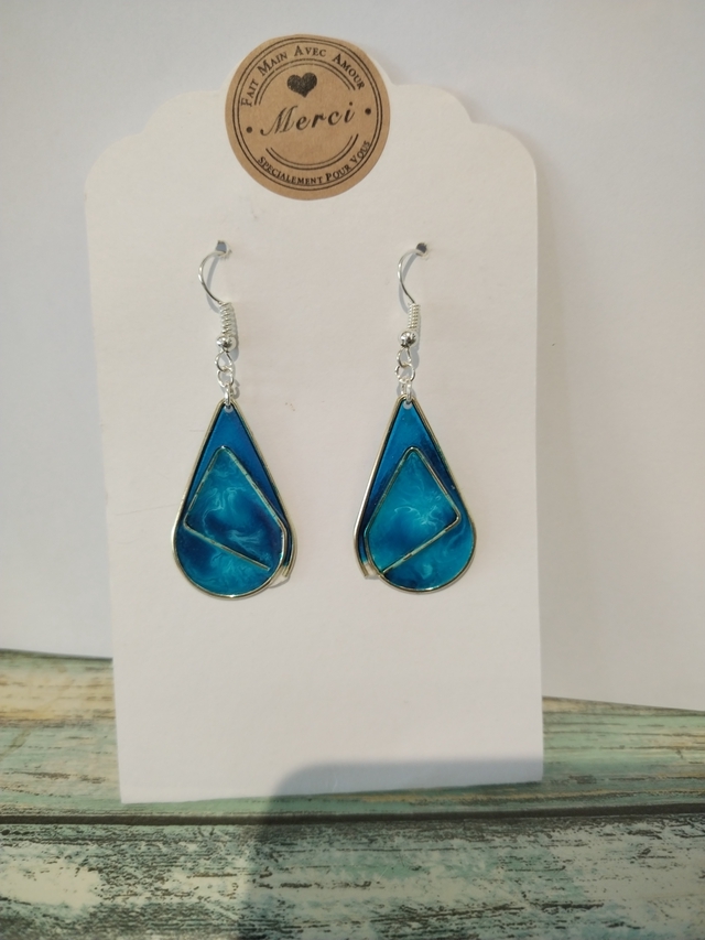 Boucle d'oreille en Résine et acier inoxydable avec insertion d’encre. Élégance et Originalité