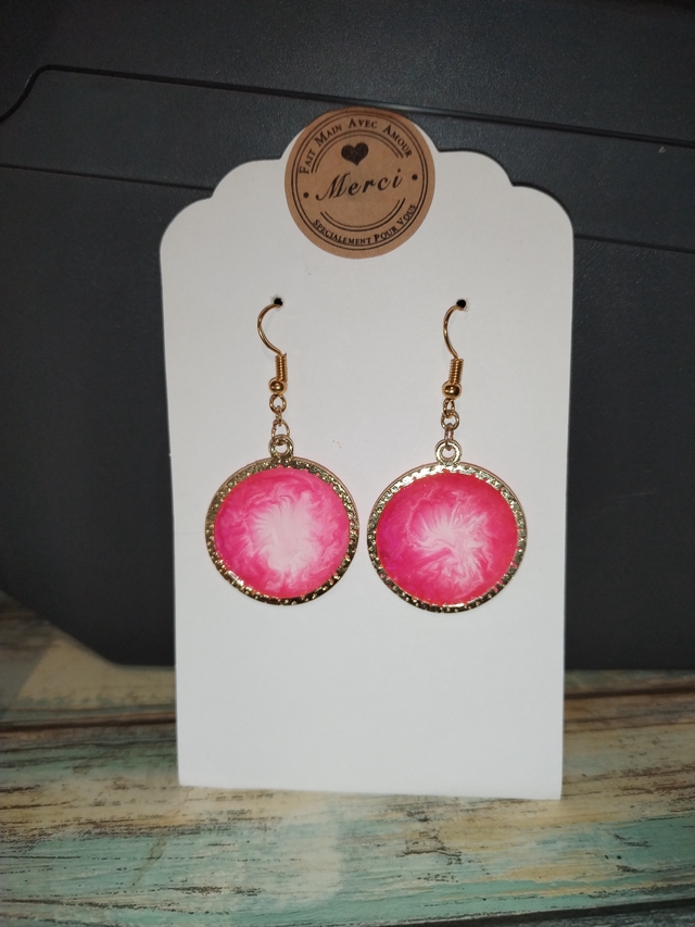 Boucle d'oreille en Résine et acier inoxydable avec insertion d’encre . Élégance et Originalité