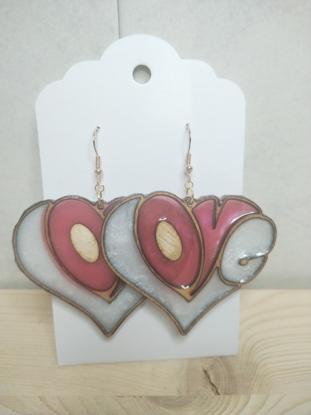 Boucle d’oreille unique en résine et bois issue du recyclage (love rouge/ blanc )