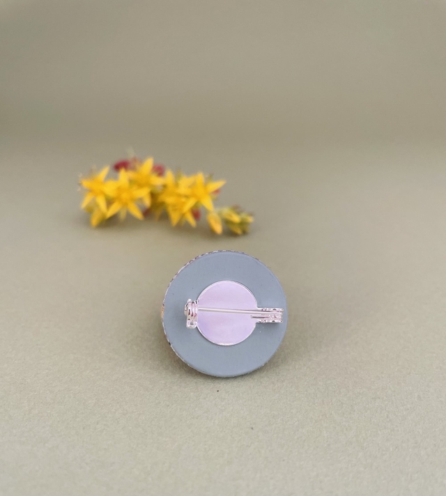 Broche ronde bleue oiseau en carton et tissu imprimé