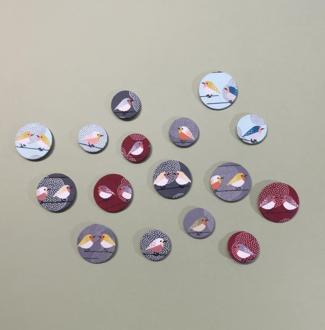 Broche ronde gris foncé oiseaux en carton et tissu imprimé