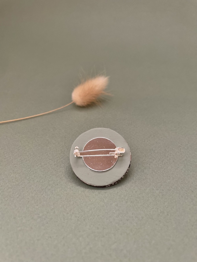 Broche ronde gris foncé oiseaux en carton et tissu imprimé