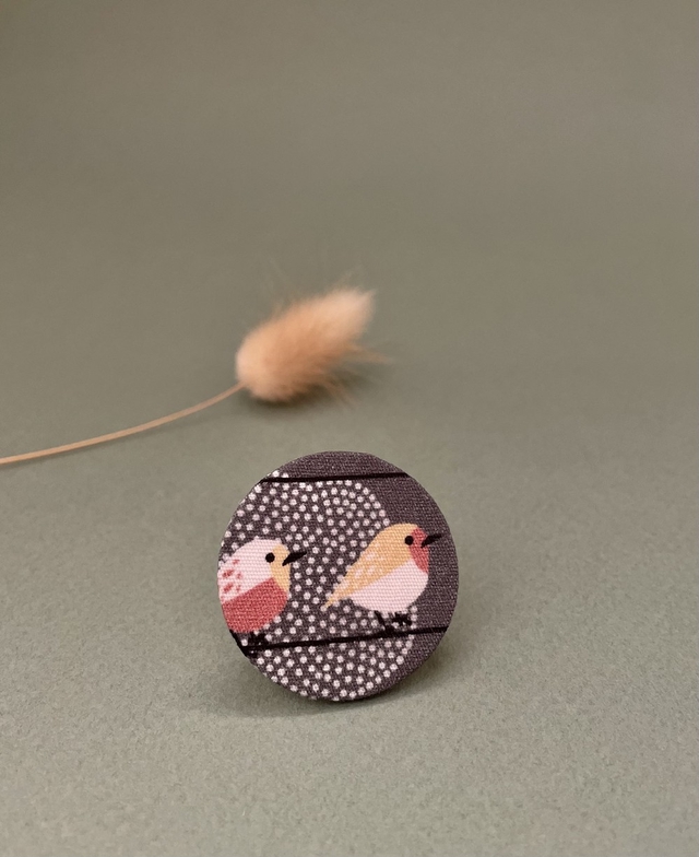 Broche ronde gris foncé oiseaux en carton et tissu imprimé