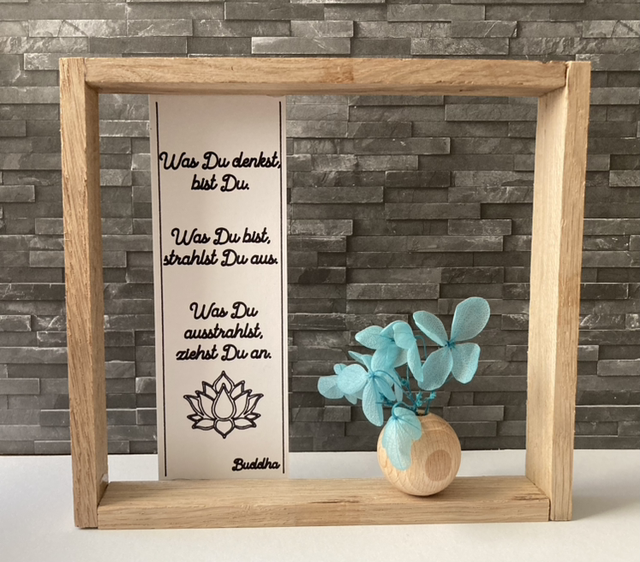 Kleiner Holzrahmen mit Wortschätzen