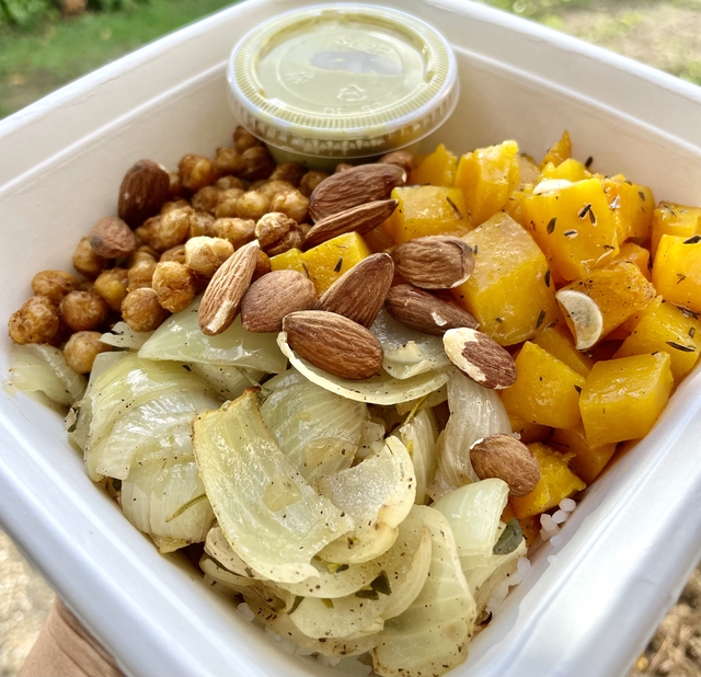 Poke bowl de riz, légumes au four sauce crème de curry