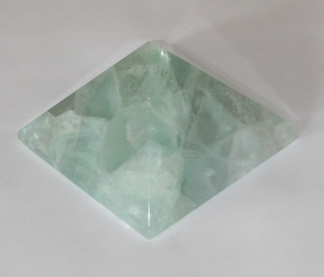 Fluorit Edelstein Pyramide
