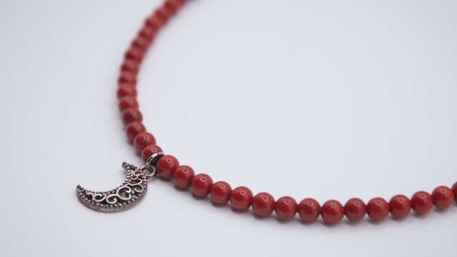 Collier lune de métal et perles de jaspe rouge