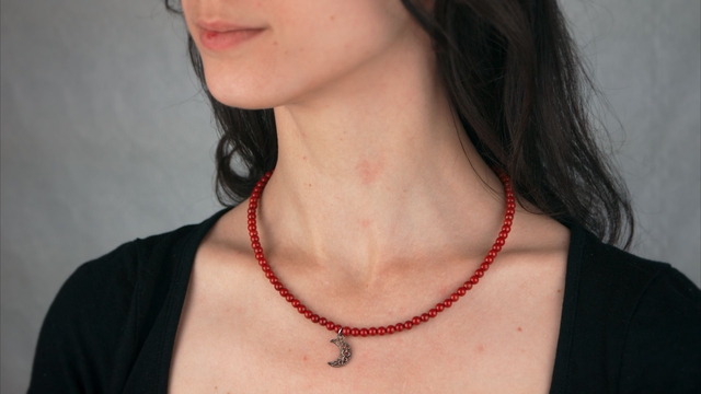 Collier lune de métal et perles de jaspe rouge