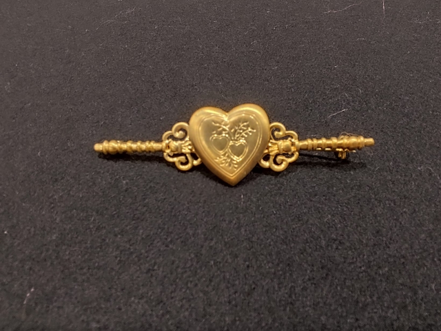 Aguja de pecho corazón oro