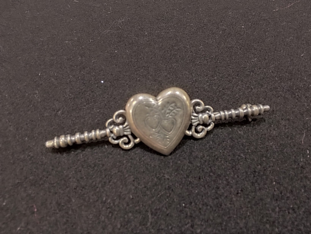 Aguja de pecho corazón plata