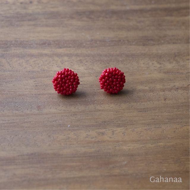 Noémie, puces d'oreille couleur rouge