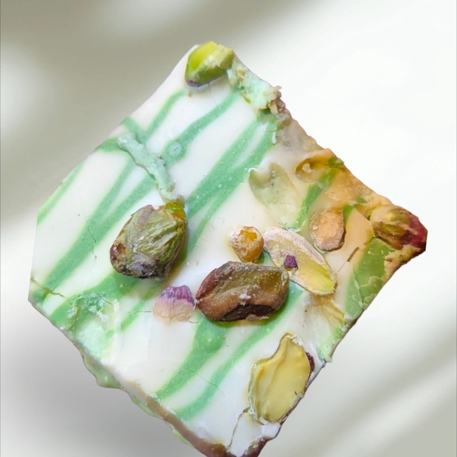 Torrone - Pistazien - Traditioneller, weißer Mandel-Nougat mit Pistazien - aus Italien. ca. 70 Gramm  