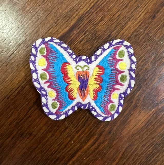 Écusson brodé main en forme de papillon . " Fleurs du Dongyiang "