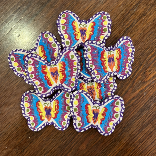 Écusson brodé main en forme de papillon . " Fleurs du Dongyiang "