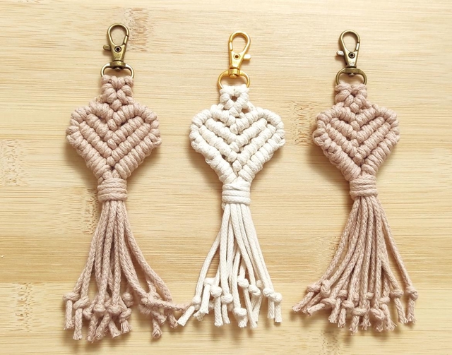 Porte clé macramé coeur marron glacé/or