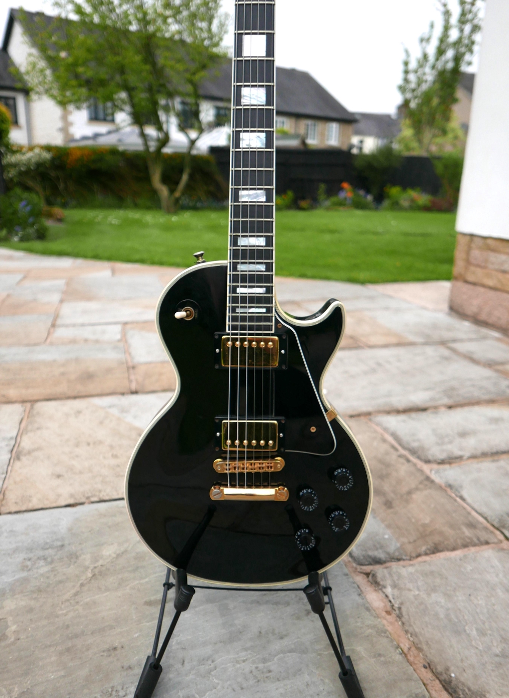 Guitar set ups and servicing. Intonation, string change, bridge action, pickup height, clean and polish.