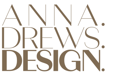 Das Logo von annadrewsdesign aus Kiel. Dort steht untereinander Anna Drews Design und hinter jedem Wort ist ein Punkt.