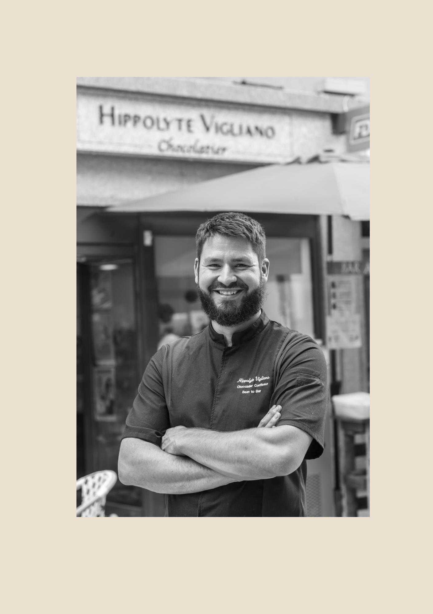 Hippolyte Vigliano artisan chocolatier spécialisé dans le Bean to bar à ouvert sa boutique à Thonon les bains en novembre 2021. Il travail avec des ingrédients de qualité et sélectionné soigneusement, le tout sans aditifs ni colorant et sans lécithine.