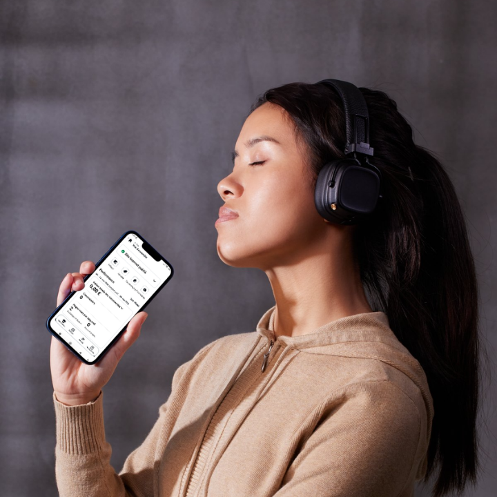 Utilisation de l'application mobile SumUp sur smartphone pour la gestion des réservations et des stocks en restauration.