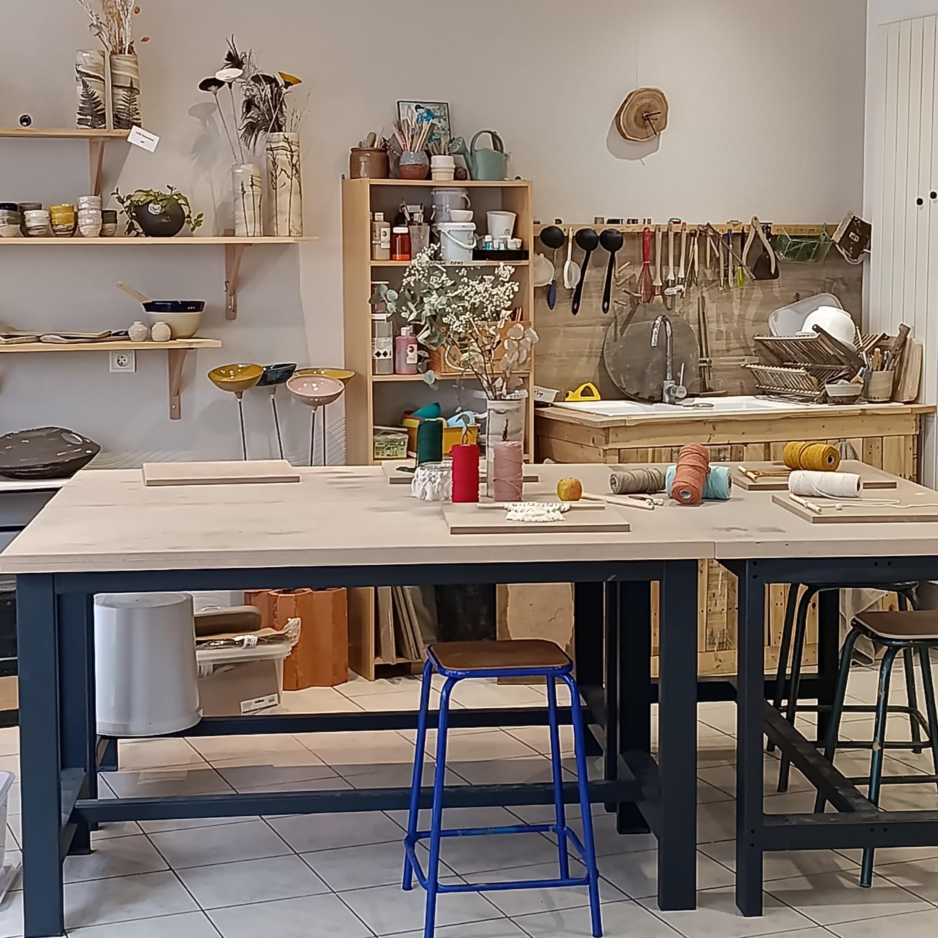 Atelier de céramique de Chloë Raimbault à Varades en Loire-Atlantique pour les ateliers créatifs macramé de Coccinelle e Coquelicot