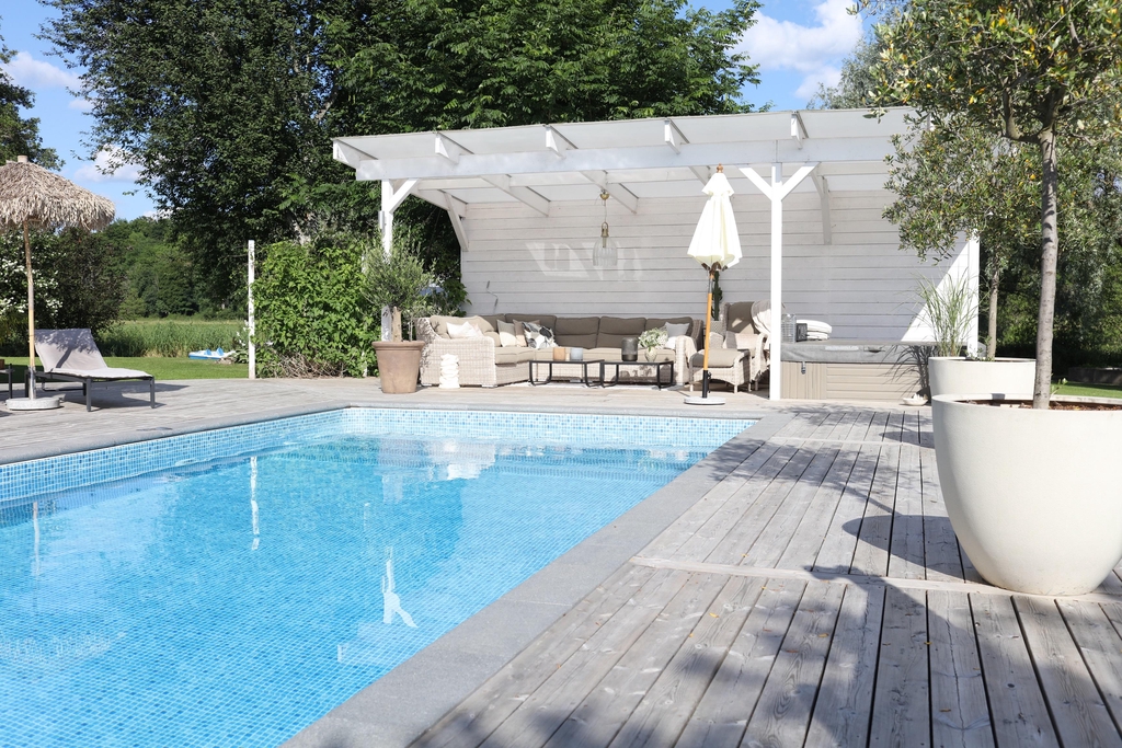 Ett svalkande paradis börjar här - upptäck din drömpool/Spa Idag.