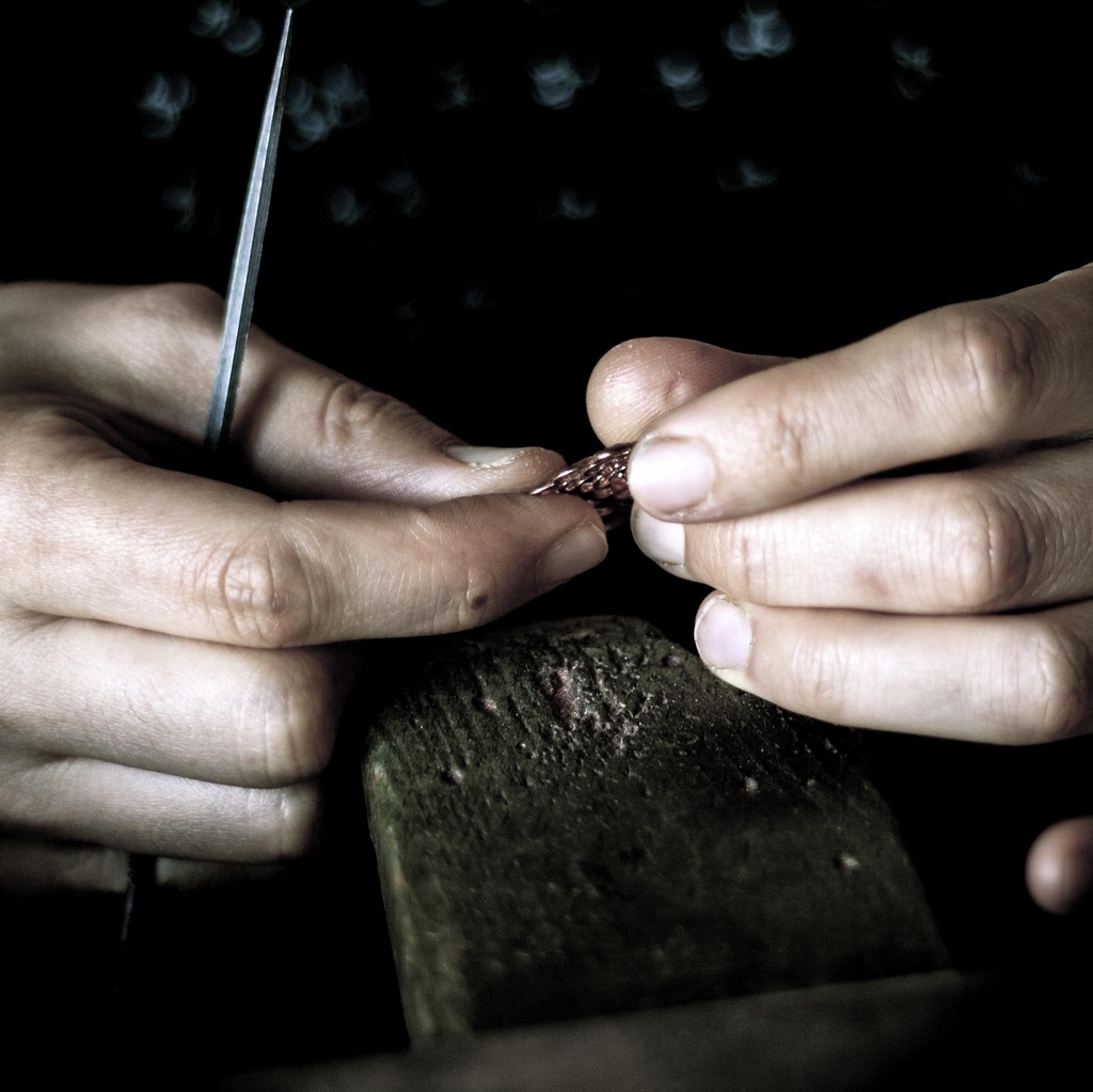 Bijoux sculptés 
franco-japonais
Fait à la main
