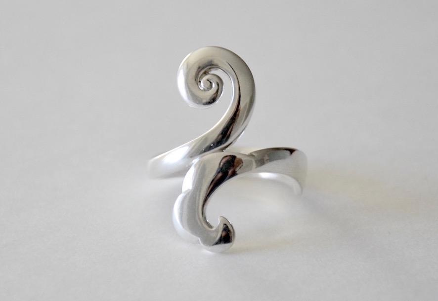 Bague
valide et affirme son parcours