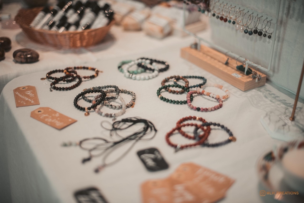 Bijoux et bracelets de pierre créés en Suisse