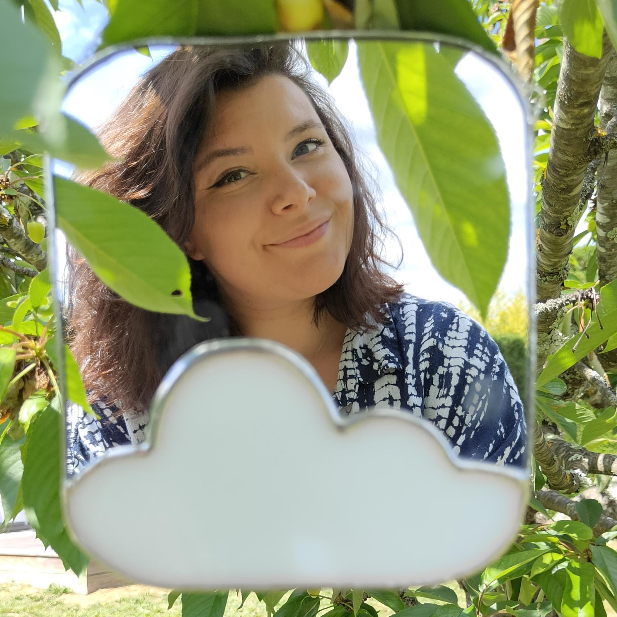 photo de emma chedal bornu dans un vitrail nuage