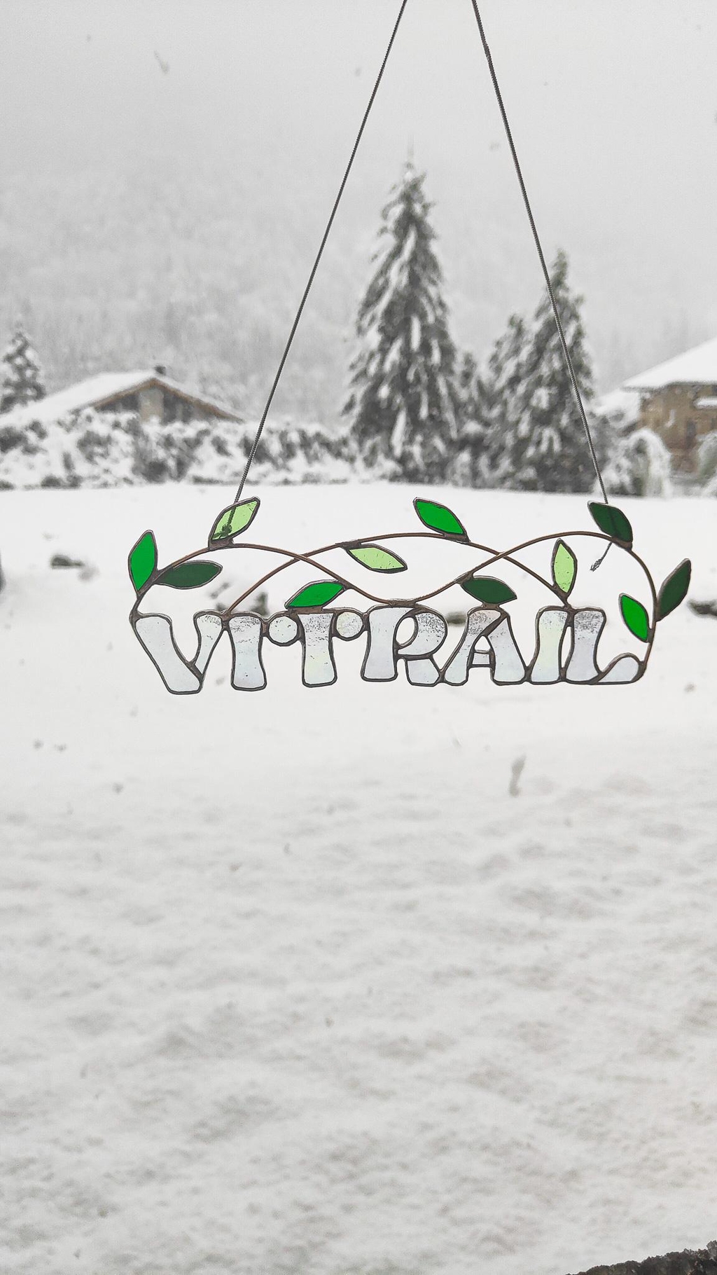 photo d'un vitrail avec écrit vitrail orné de feuilles