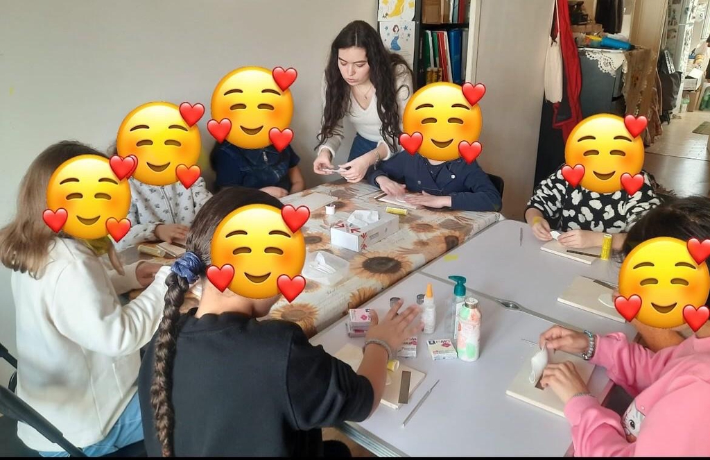 J’ai à cœur de transmettre le savoir-faire du modelage en pâte polymère lors d’ateliers.
Je propose des animations d’anniversaire auprès des enfants à partir de 8 ans.
Nous fixons une date et convenons d’un thème en amont de l’atelier pour faire plaisir à votre enfant et à ses amis. 
J’apporte tout le matériel nécessaire à la réalisation de la création. 
De votre côté, il vous faut disposer d’une grande table recouverte d’une nappe pour ne pas la salir, de chaises, d’un four pour faire cuire les créations 30 minutes à 110 degrés. 
Je me déplace à domicile dans les villes suivantes :
-	Dans les Hauts-de-Seine (92) : Rueil-Malmaison, Nanterre, Suresnes, Garches, Saint-Cloud, Boulogne-Billancourt, Puteaux, Clichy-Levallois, Courbevoie, Asnières-sur-Seine.
-	Dans les Yvelines (78) : Chatou, La Celle-Saint-Cloud, Versailles, Saint-Germain-en-Laye, Le Vésinet. 
-	Dans Paris intra-muros (75) : tous les arrondissements. 