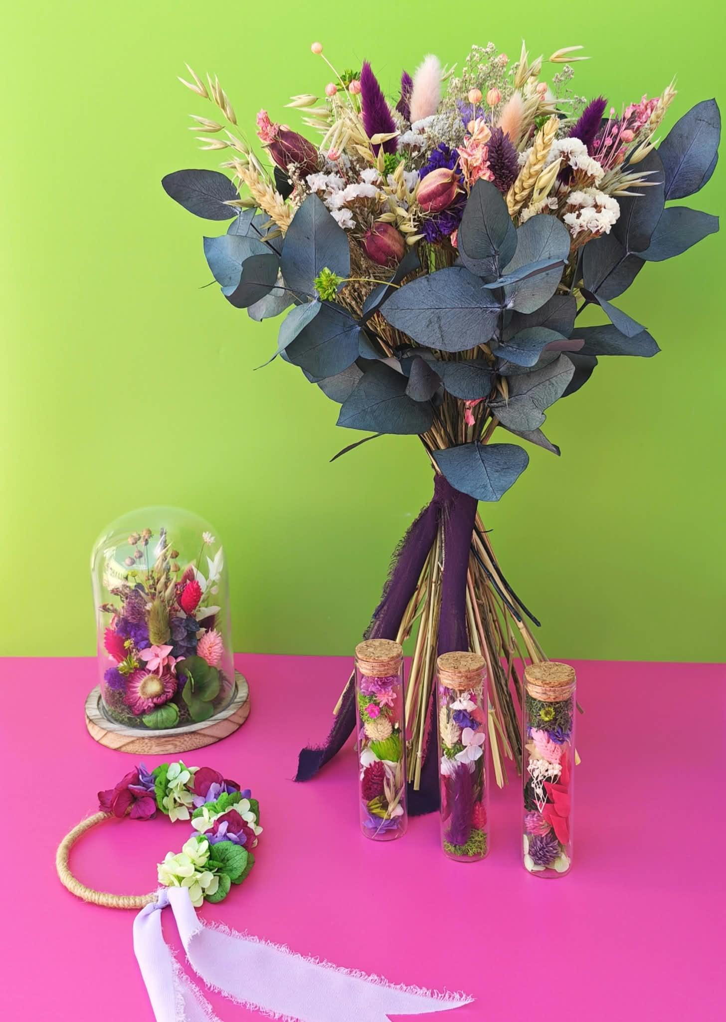 Ensemble de créations artisanales en fleurs séchées colorées