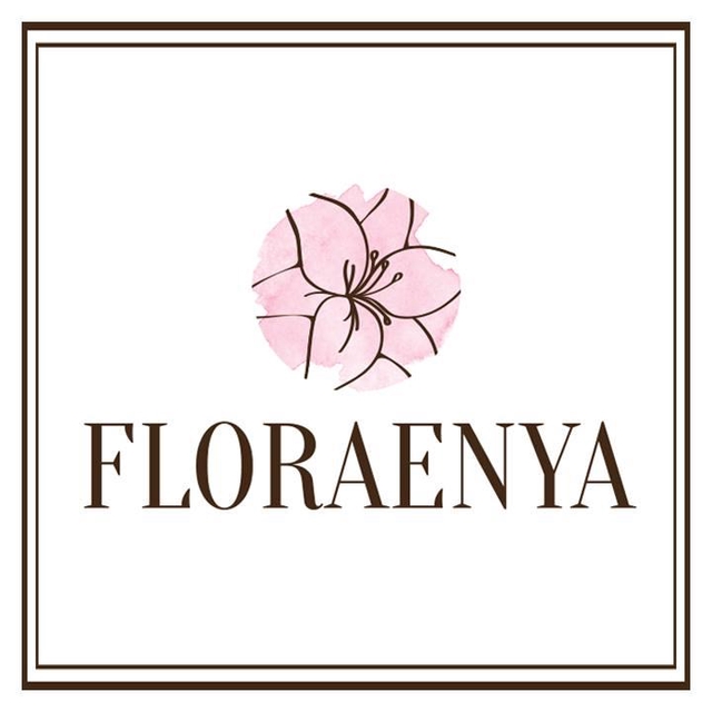 Van bloemenkronen, tiara's, haaraccesoires en armbanden tot gehaakte knuffels, sleutelhangers, schoudervriendjes en op opdracht vervaardigde producten, Floraenya biedt een wijd scala aan die jouw outfit, kostuum of tas afmaken!