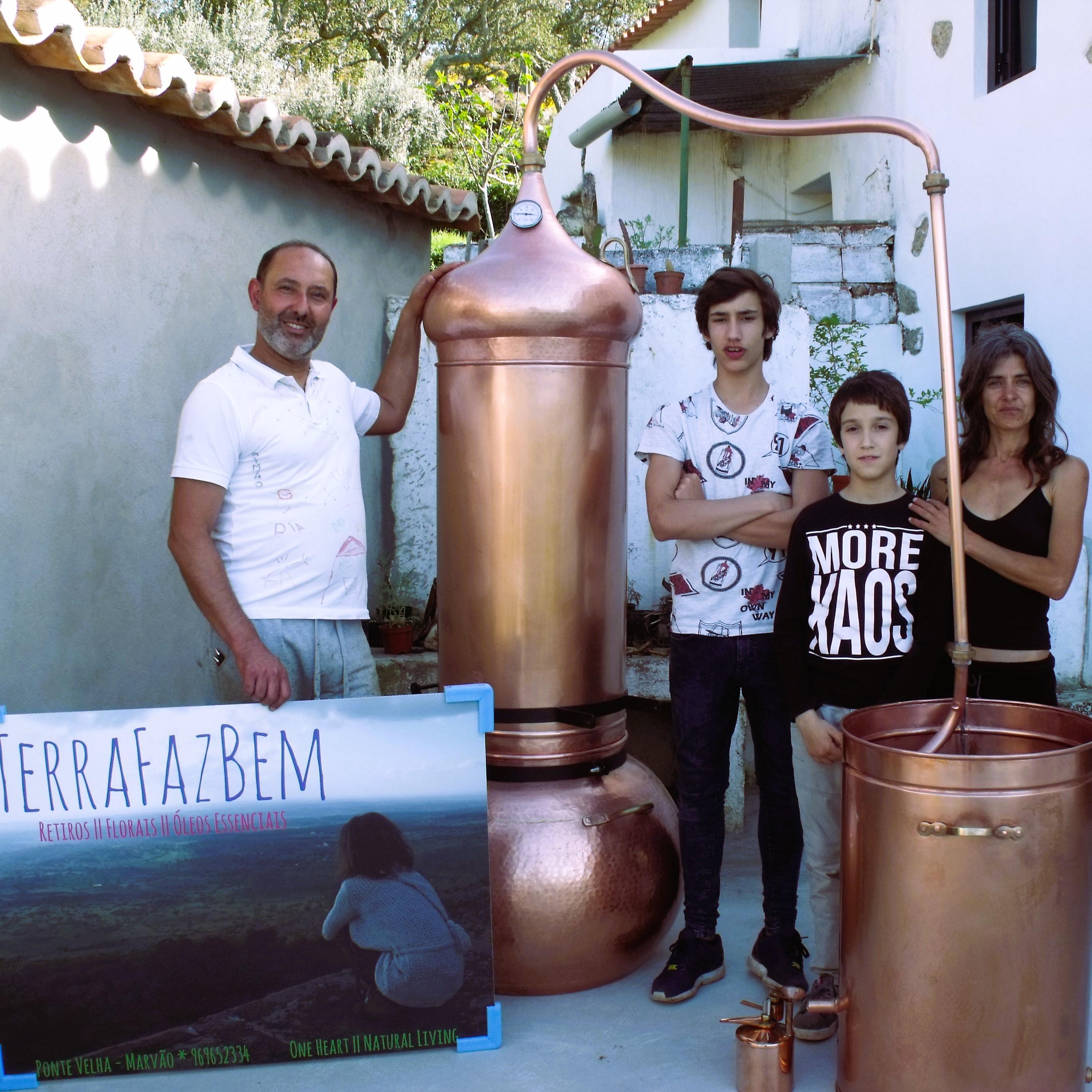 Queremos garantir a pureza dos nossos óleos Essenciais, Destilando com respeito e localmente em processo artesanal